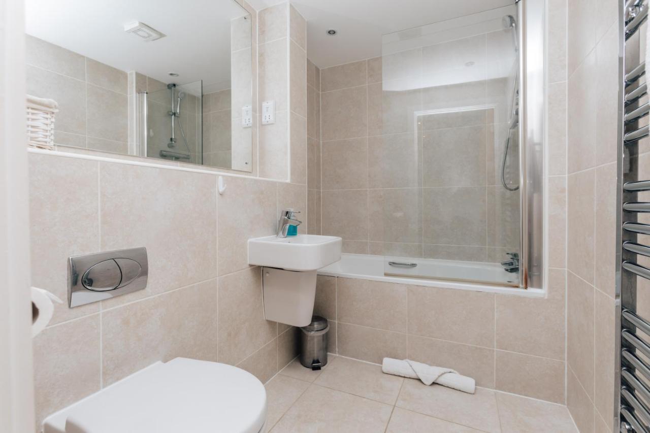 Central Modern Flat For 4-6 & Dedicated Parking Henley-on-Thames Exterior photo